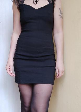 Чёрное короткое облегающее платье с кружевом