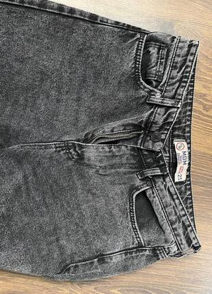 Серые джинсы мом8 фото