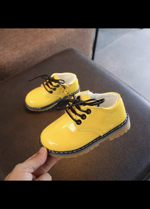 Туфли лаковые модные на шнурках яркие2 фото
