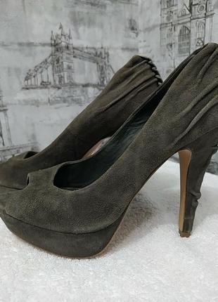Зелені болотні замшеві туфлі на шпильці з відкритим носком