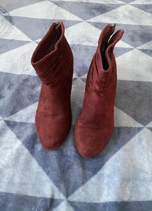 Червоні туфлі, босоніжки бежеві на каблуку, черевики4 фото