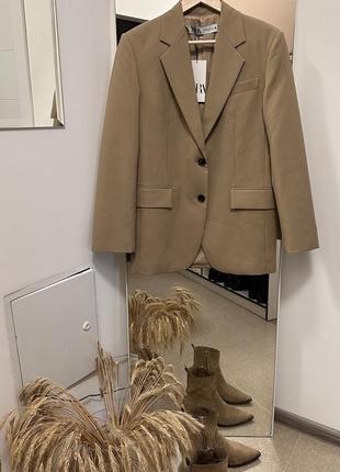 Фантастичний піджак із щільної тканини від бренду zara