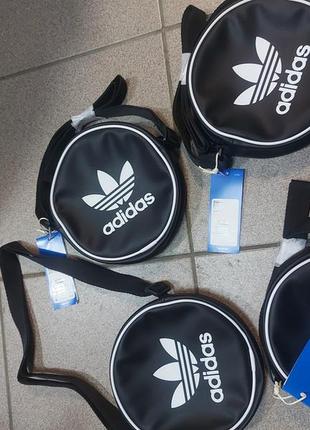 Adidas класична кругла сумка adicolor it7592 чорна