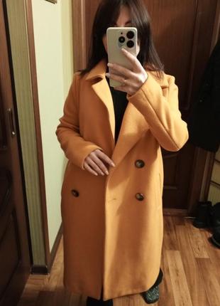 Оранжевое женское пальто меди