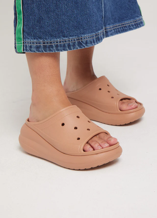 Крокс класік краш шльопанці платформа коричневі crocs classic crush platform slide cork1 фото