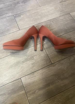 Атласні туфлі на підборах