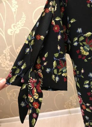 Очень красивая и стильная брендовая блузка в цветачках и бабочках.4 фото