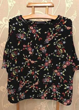 Дуже красива та стильна брендова блузка у квіточках і метеликах.