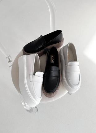 Стильные минималистичные кожаные лоферы черные и белые на повышенной подошве2 фото