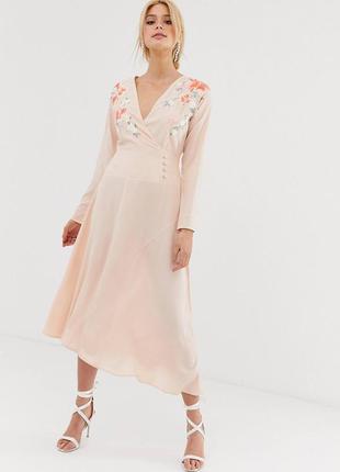 Платье миди с вышивкой и запахом asos design