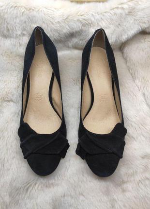 Чорні замшеві шкіряні класичні туфлі човники на середньому каблуці2 фото