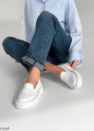 Білі натуральні шкіряні класичні туфлі лофери на товстій підошві шкіра2 фото