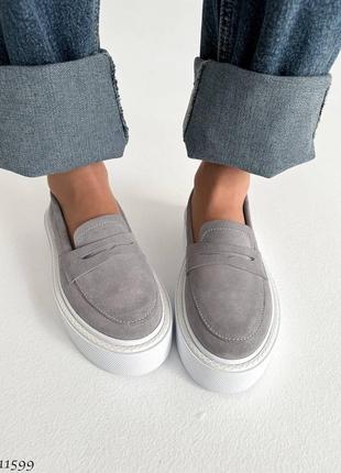 Сірі натуральні замшеві класичні туфлі лофери на білій товстій підошві замша3 фото