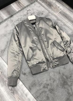 Серебреная куртка серый бомбер1 фото