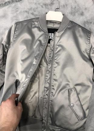 Серебреная куртка серый бомбер3 фото