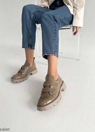 Темно бежеві натуральні лакові лаковані туфлі з липучками на липучках товстій підошві лак капучино4 фото