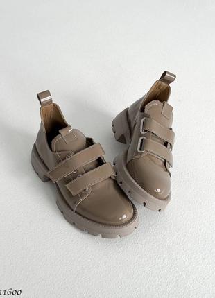Темно бежевые натуральные лакированные лаковые туфли с липучками на липучках толстой подошве лак капучино3 фото