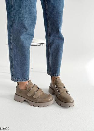 Темно бежевые натуральные лакированные лаковые туфли с липучками на липучках толстой подошве лак капучино6 фото