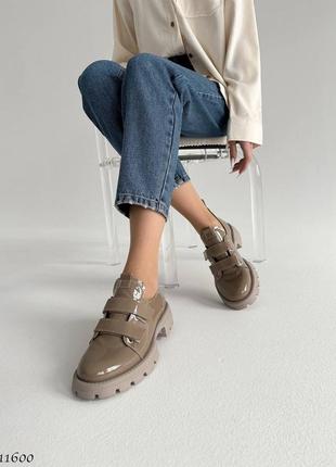 Темно бежеві натуральні лакові лаковані туфлі з липучками на липучках товстій підошві лак капучино10 фото