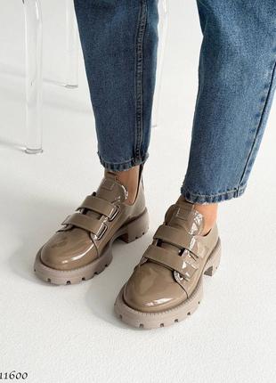 Темно бежевые натуральные лакированные лаковые туфли с липучками на липучках толстой подошве лак капучино9 фото