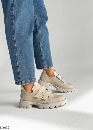 Бежевые натуральные лакированные лаковые туфли с липучками на липучках толстой подошве лак беж3 фото