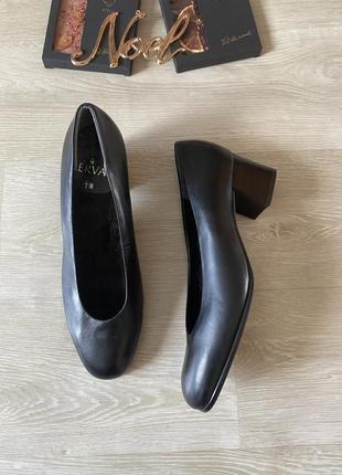 Черные кожаные туфли на меху1 фото