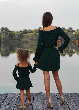 Смарагдові сукні мама-дочка,family look,пляшка,зелене плаття,смарагд2 фото
