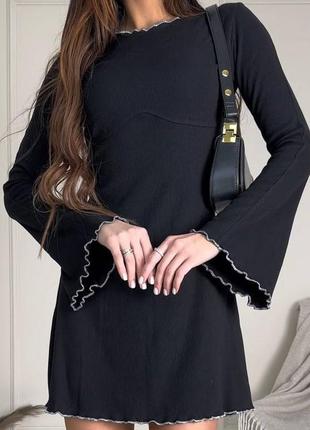 Стильное трикотажное платье в рубчик черное короткое платье женское с длинными рукавами расклешенными