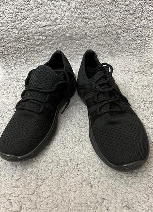 Чоловіче взуття (кросівки) 42 розміру чорне нове
