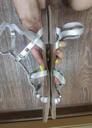 Шкіряні гладіаторські блискучі сріблясті босоніжки, сандалі з заклепками металлик4 фото