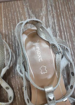 Шкіряні гладіаторські блискучі сріблясті босоніжки, сандалі з заклепками металлик5 фото