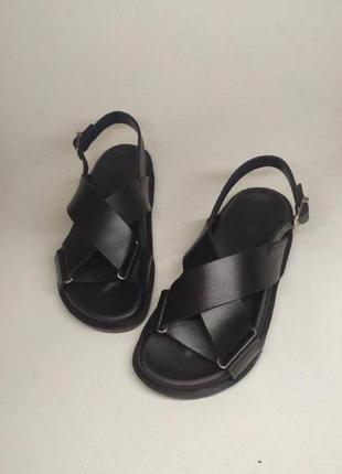 Шкіряні сандалі чорного кольору