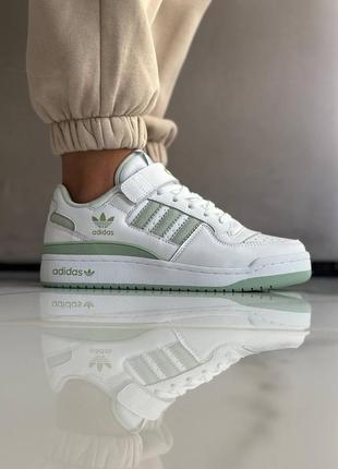 Женские кроссовки белые с оливковым adidas forum white olive