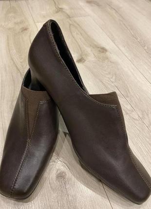 Кожаные туфли на каблуке marks spencer footglove коричневые