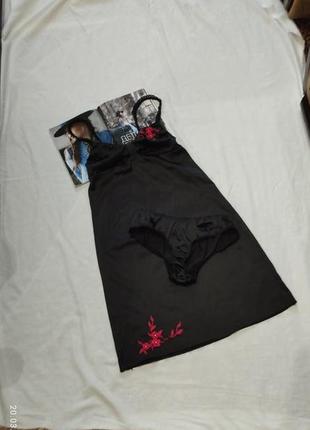 Сексуальный атласный черно-красный пенюар с вышивкой в виде розы4 фото