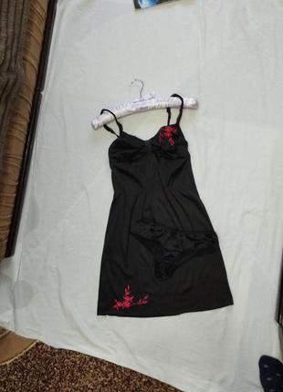 Сексуальный атласный черно-красный пенюар с вышивкой в виде розы9 фото