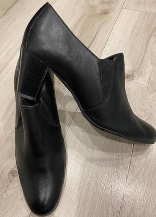 Кожаные туфли на каблуке marks &amp; spencer footglove (wider fit ) черные1 фото