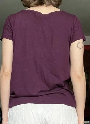 Пурпурна футболка з фейковою кишенею на груді.2 фото