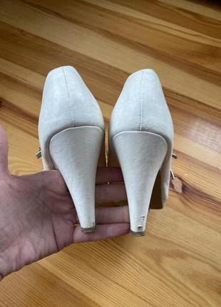 Туфли на устойчивом каблуке белого цвета.2 фото