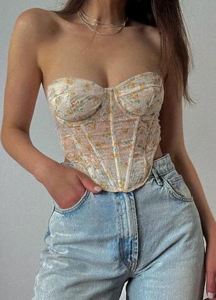 Трендовый корсет с цветочками на шнуровке
