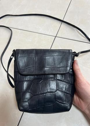 Кожаная черная маленькая сумка на длинном ремешке