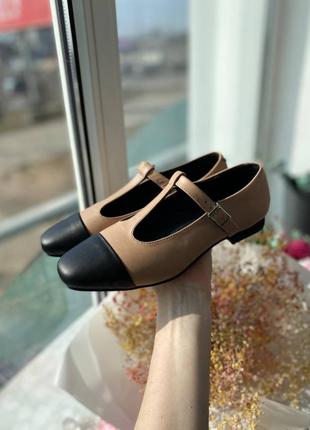 Туфлі жіночі шкіряні карамельні з чорними вставками1 фото