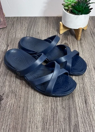 Зустрічайте весну та літо у блискучих classic crocs sandal . ця модель поєднує в собі функціональніс