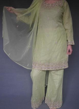Індійський східний костюм, пентджабі, туніка, сарі.
