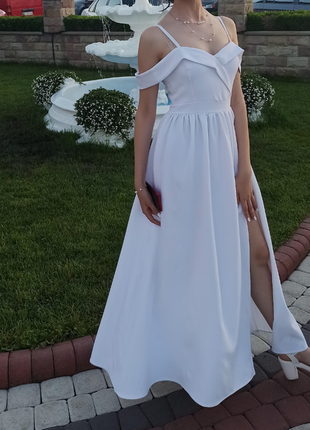 Довге біле плаття