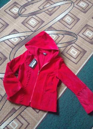 Нова червона куртка на весну