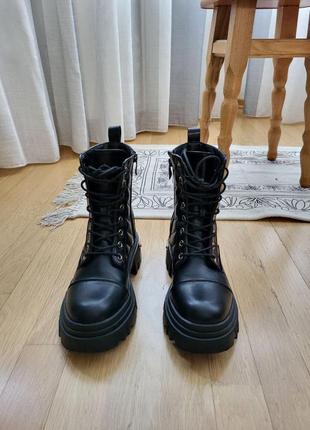 Женские черные грубые высокие ботинки на шнуровке демисезонные1 фото