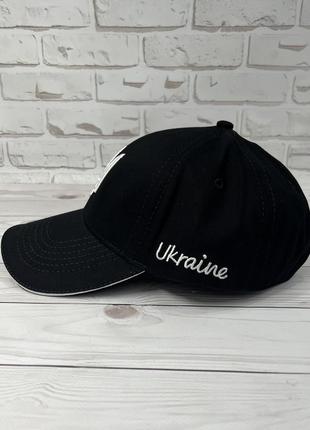 Бейсболка чорна з вишивкою герба україни4 фото