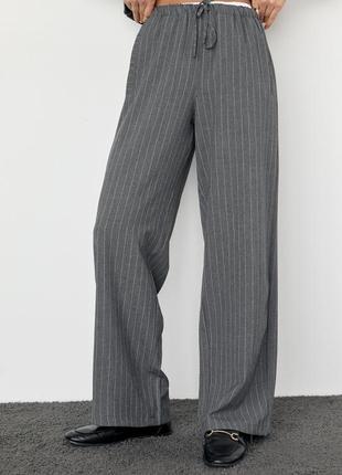 Женские брюки в полоску с резинкой на талии1 фото