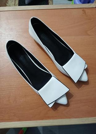 Білі стильні туфлі човники